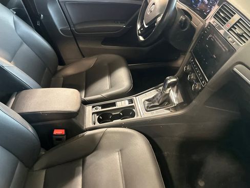 Used 2018 Volkswagen e-Golf SEL Premium image 18