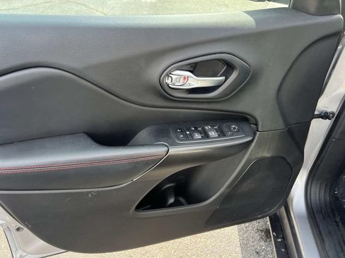 Used 2019 Jeep Cherokee Trailhawk w/ Cold Weather Group AWD/4WD image 13