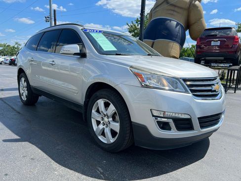 Used 2017 Chevrolet Traverse LT w/ Style and Technology Package FWD image 8