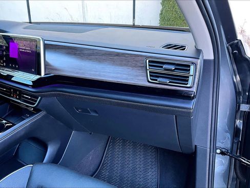 Used 2024 Volkswagen Atlas SEL Premium R-Line image 18