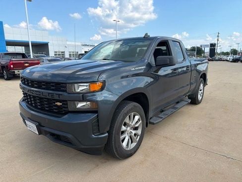 Used 2020 Chevrolet Silverado 1500 Custom w/ Custom Value Package AWD/4WD image 3