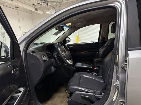 Used 2016 Jeep Compass Latitude FWD image 17