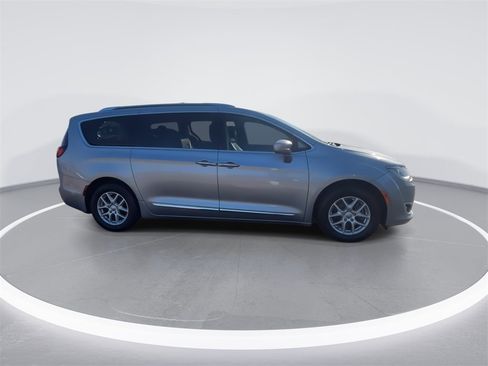 Used 2020 Chrysler Pacifica Touring-L image 2