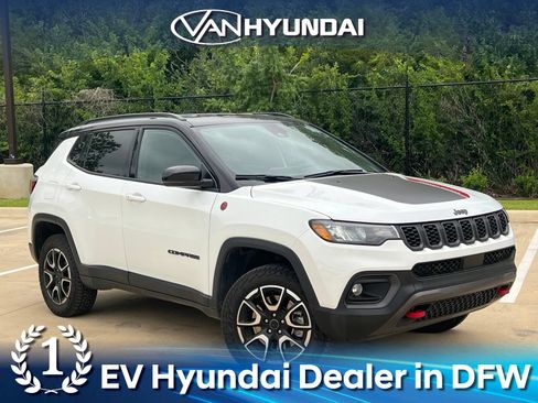 Used 2025 Jeep Compass Trailhawk AWD/4WD image 1