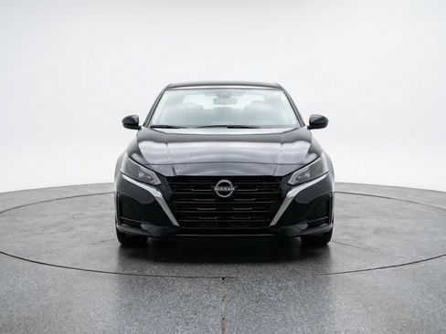 Used 2025 Nissan Altima 2.5 SV image 2