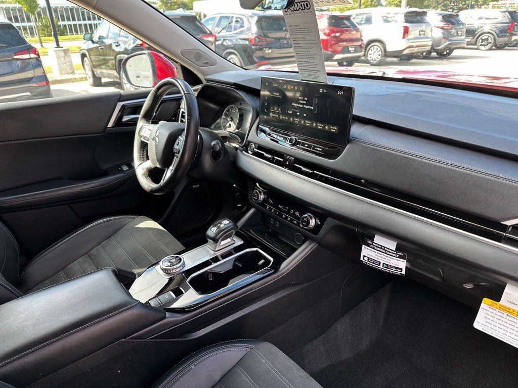 Used 2025 Mitsubishi Outlander SE AWD/4WD image 21