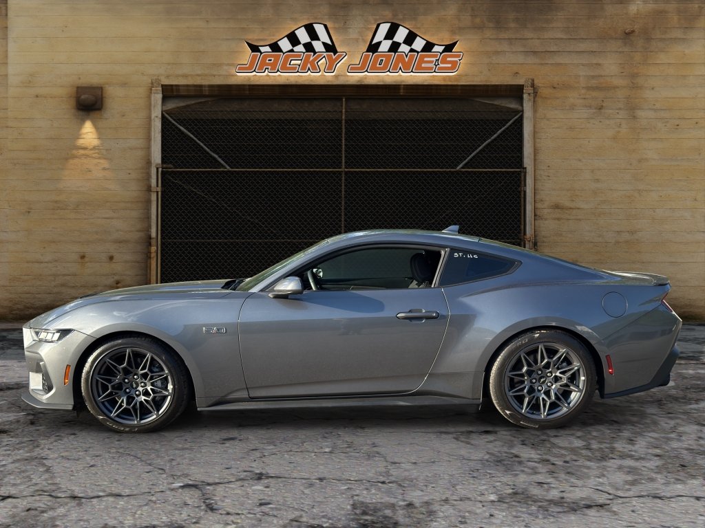 Used 2024 Ford Mustang GT RWD image 2