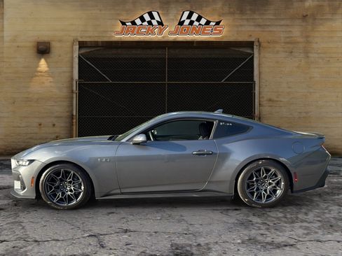 Used 2024 Ford Mustang GT RWD image 2