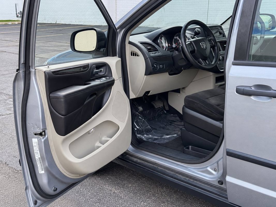 Used 2013 Dodge Grand Caravan American Value Package FWD image 9