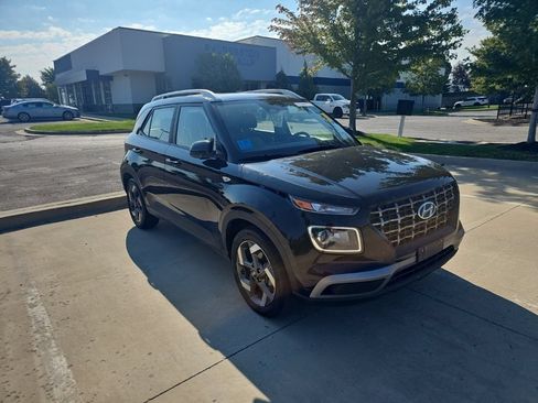 Used 2025 Hyundai Venue SEL FWD image 3