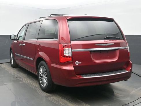 Used 2014 Chrysler Town & Country Touring-L w/ Driver Convenience Group image 4