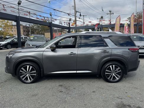 Used 2024 Nissan Pathfinder Platinum image 8