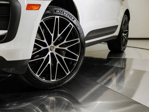 Certified 2025 Porsche Macan image 12