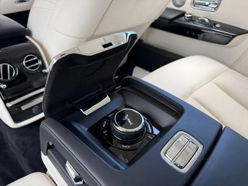 Used 2022 Rolls-Royce Phantom Sedan RWD image 34