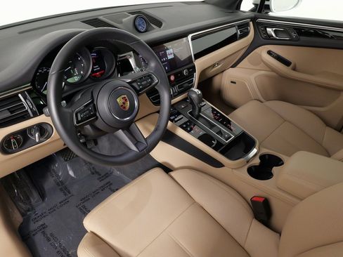 Used 2025 Porsche Macan image 32