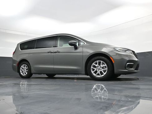 Used 2023 Chrysler Pacifica Touring-L image 33