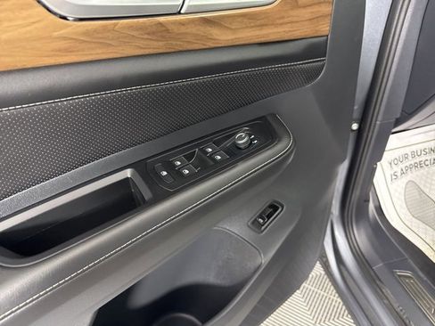 Used 2025 Volkswagen Atlas SE image 26