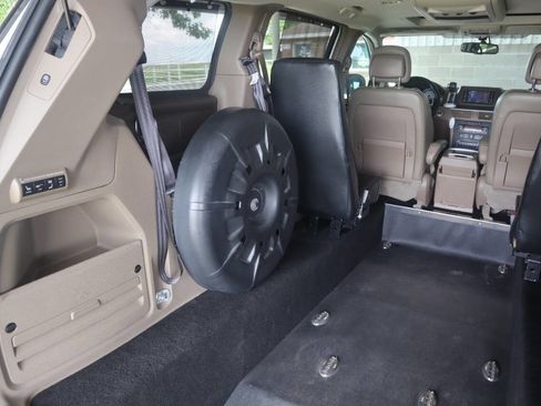Used 2012 Volkswagen Routan SEL FWD image 23