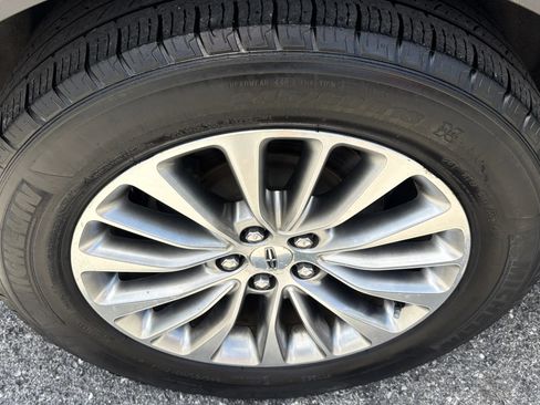 Used 2018 Lincoln MKX Select w/ Select Plus Package AWD/4WD image 8