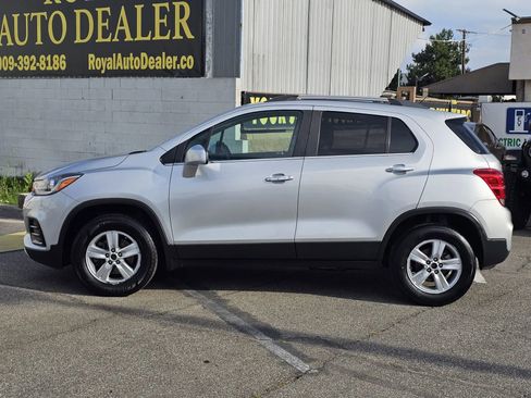 Used 2019 Chevrolet Trax LT w/ Sun & Sound Package image 4