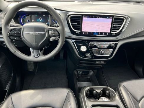 Used 2024 Chrysler Pacifica Limited FWD image 3
