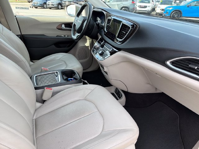 Used 2018 Chrysler Pacifica Touring-L Plus FWD image 24
