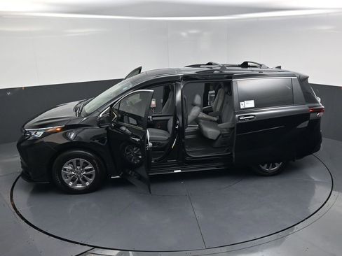 New 2026 Toyota Sienna XLE FWD image 25