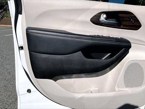 Certified 2023 Chrysler Pacifica Limited FWD image 28