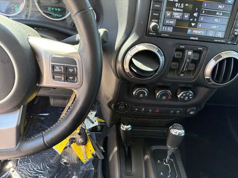 Used 2018 Jeep Wrangler Unlimited Sahara image 17