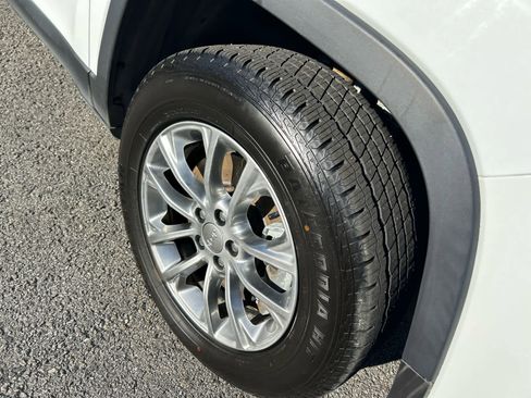 Used 2021 Jeep Cherokee Latitude Plus image 12