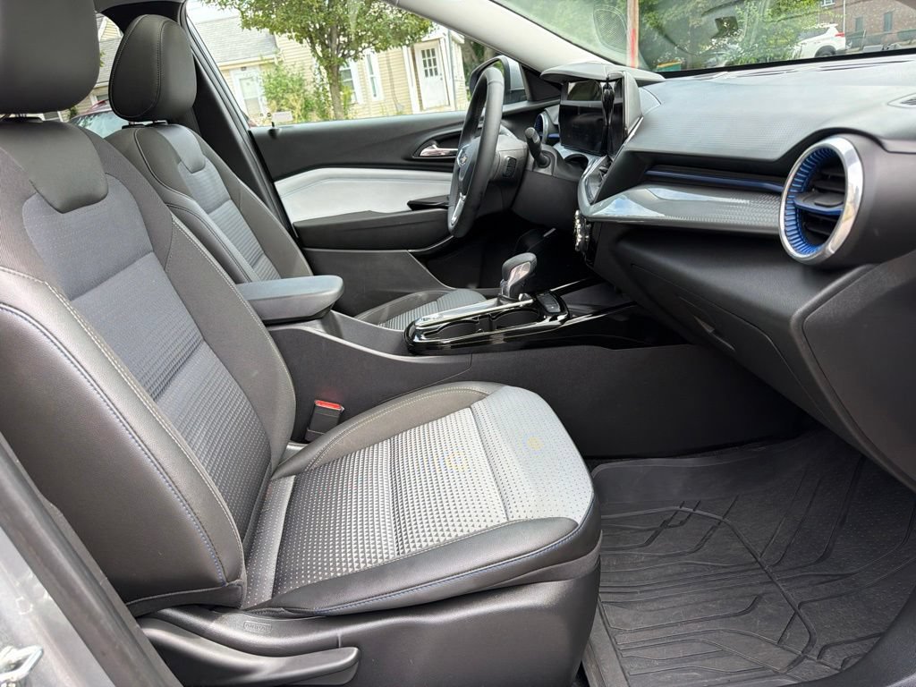 Used 2024 Chevrolet Trax LT w/ Sunroof Package FWD image 30