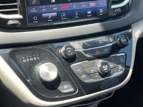 Used 2023 Chrysler Pacifica Touring-L FWD image 23