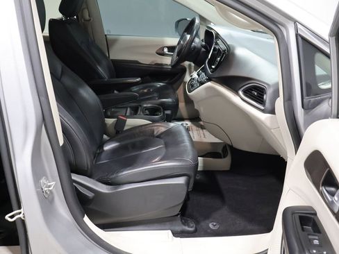 Used 2017 Chrysler Pacifica Touring-L w/ Tire & Wheel Group FWD image 20
