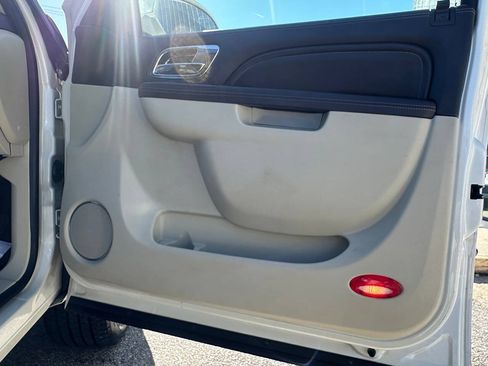 Used 2014 Cadillac Escalade Platinum AWD/4WD image 32
