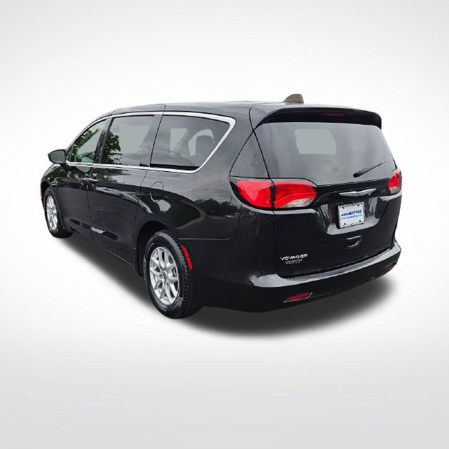 Used 2022 Chrysler Voyager LX FWD image 3