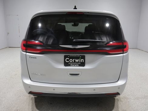 Used 2024 Chrysler Pacifica Touring-L FWD image 3