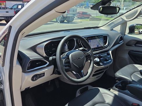 Used 2024 Chrysler Pacifica Limited FWD image 10