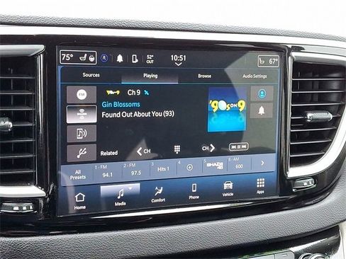 Used 2024 Chrysler Pacifica Touring-L image 17