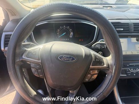 Used 2017 Ford Fusion SE w/ Fusion SE Technology Package image 6