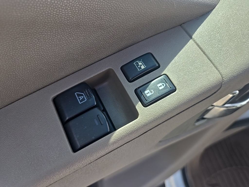 Used 2009 Nissan Frontier SE w/ SE Value Truck Pkg AWD/4WD image 10
