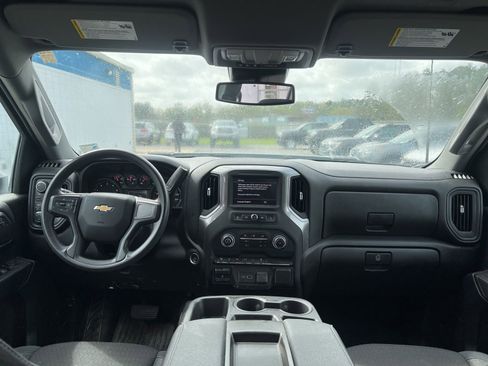 Used 2024 Chevrolet Silverado 2500 Custom w/ Custom Value Package image 9