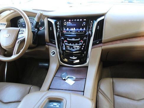 Used 2016 Cadillac Escalade Platinum image 13