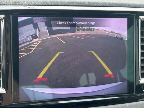 Used 2023 Chrysler Pacifica Touring-L FWD image 14