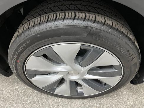 Used 2024 Tesla Model Y 2WD image 18