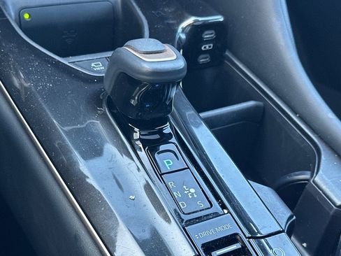 Used 2025 Toyota Crown Signia w/ Advanced Technology Package image 31