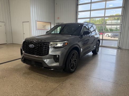 Used 2025 Ford Explorer ST-Line w/ ST-Line Street Pack AWD/4WD image 2