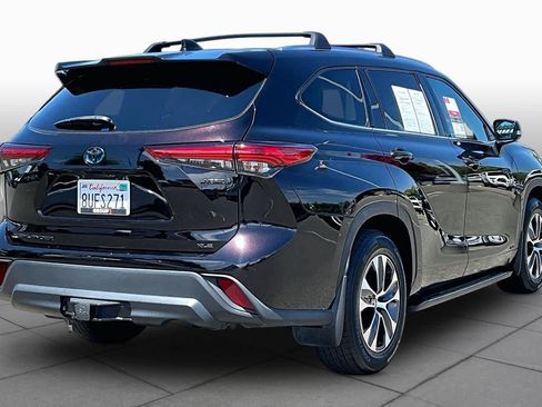 Certified 2021 Toyota Highlander XLE AWD/4WD image 12