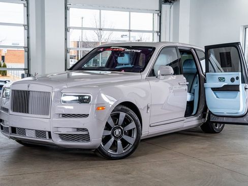 Used 2022 Rolls-Royce Cullinan image 2