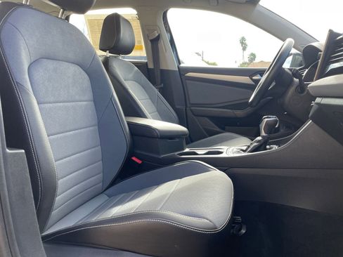 Used 2025 Volkswagen Jetta SE image 37