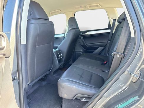 Used 2016 Volkswagen Touareg Sport image 16
